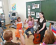 JeKi-Kinder lernen Gitarre spielen