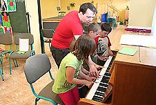 JeKi-Kinder lernen Klavier spielen