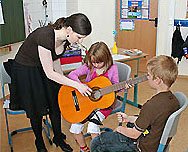 JeKi-Kinder lernen Gitarre spielen
